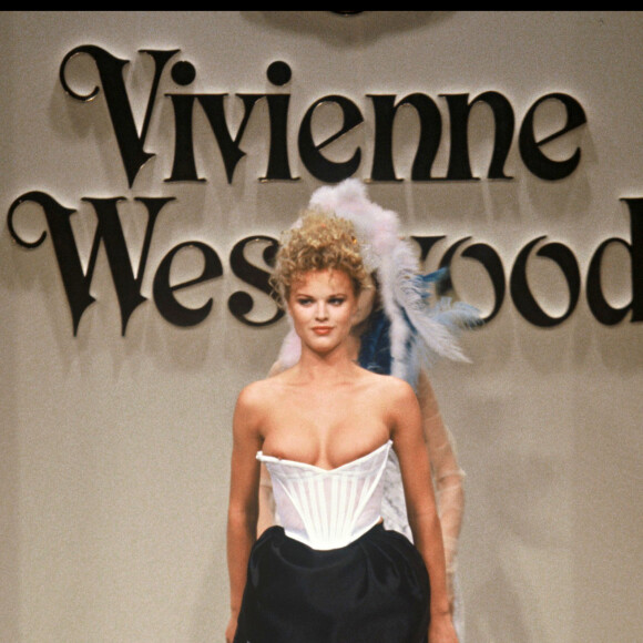 Eva Herzigova défile pour Vivienne Westwood à Paris, le 5 mars 1994.