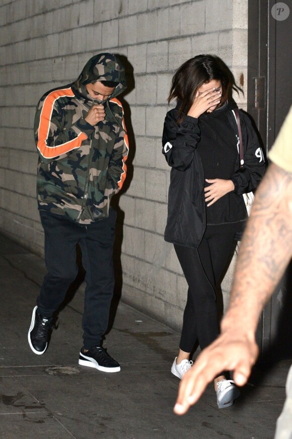 Exclusif - Selena Gomez et The Weekend sortent par la sortie de derrière d' un cinéma à Los Angeles Le 17 juin 2017  PREMIUM-EXCLUSIVE West Hollywood, CA - All-Star couple The Weeknd and Selena Gomez duck their heads as they use the rear exit at the movie theater after a movie date night at The Grove. The couple appeared to be having a quiet night and trying to stay out of the public eye for a low key date night. Shot on 06/15/1717/06/2017 - Los Angeles