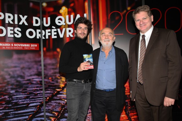 Exclusif - Alexandre Galien, auteur de Les Cicatrices de la nuit, Gérard Jugnot, parrain de l'édition 2020, Christian Sainte, patron du 36 - Remise du prix du Quai des Orfèvres 2020 au 36 rue Bastion, nouveau siège de la police parisienne le 5 novembre 2019. © Didier Sabardin / Bestimage