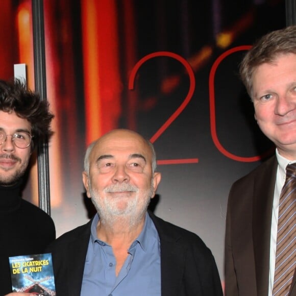 Exclusif - Alexandre Galien, auteur de Les Cicatrices de la nuit, Gérard Jugnot, parrain de l'édition 2020, Christian Sainte, patron du 36 - Remise du prix du Quai des Orfèvres 2020 au 36 rue Bastion, nouveau siège de la police parisienne le 5 novembre 2019. © Didier Sabardin / Bestimage