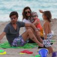 Kourtney Kardashian, Scott Disick, et leurs enfants Mason et Penelope sur une plage a Miami, le 26 novembre 2012.