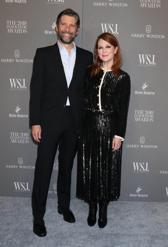 Bart Freundlich et sa femme Julianne Moore assistent à la 9ème soirée annuelle WSJ Innovators Awards au musée d'Art Moderne à New York, le 6 novembre 2019.