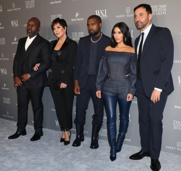 Corey Gamble, sa compagne Kris Jenner, Kanye West, sa femme Kim Kardashian West et Riccardo Tisci assistent à la 9ème soirée annuelle WSJ Innovators Awards au musée d'Art Moderne à New York, le 6 novembre 2019.