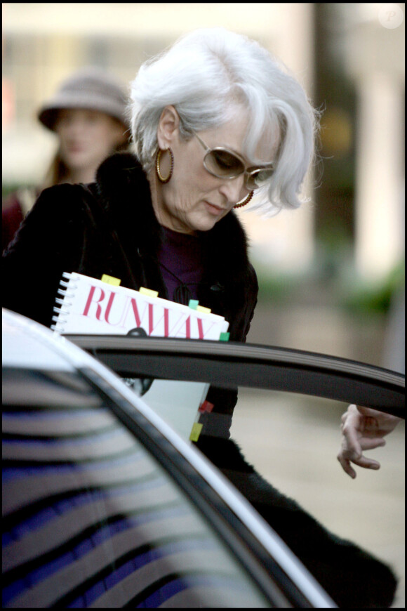 Meryl Streep sur le tournage du film 'Le Diable s'habille en Prada' à New York. Le 18 septembre 2005.
