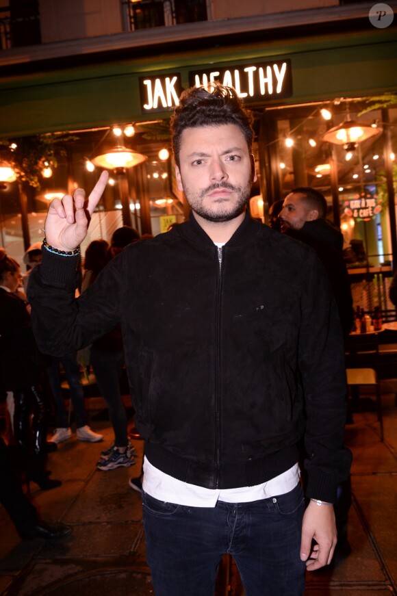 Kev Adams - Inauguration du nouveau restaurant de fast food healthy de K. Adams, le "Jak Healthy" au 24 rue de Rivoli dans le 4ème arrondissement à Paris, le 15 octobre 2019. Le concept du restaurant est né de la rencontre entre le coach sportif J. Exilie, la restauratrice A. Sachet et l'humoriste K. Adams réunis autour d'une même idée: un repas sur le pouce sain et équilibré. © Rachid Bellak/Bestimage