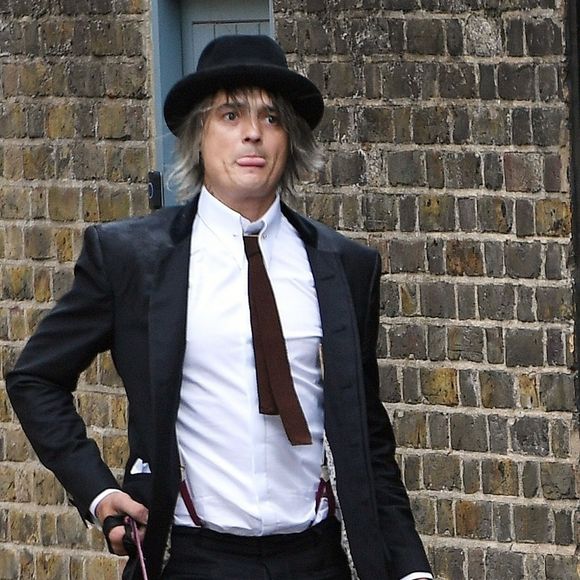 Exclusif - Pete Doherty dans la rue à Londres avec ses deux chiens Husky de Sibérie en laisse le 4 septembre 2019.