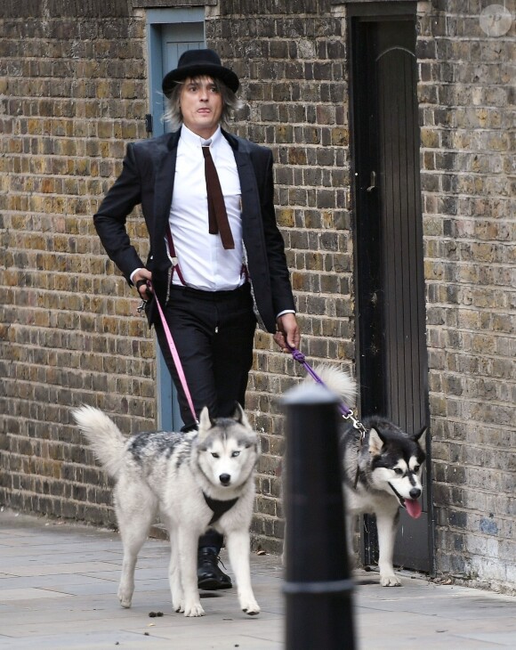 Exclusif - Pete Doherty dans la rue à Londres avec ses deux chiens Husky de Sibérie en laisse le 4 septembre 2019.