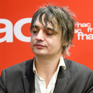Pete Doherty & The Puta Madres arrivent à la Fnac des Halles pour une séance de dédicaces pour la sortie du nouvel album Peter Doherty & The Puta Madres le 15 Mai 2019.