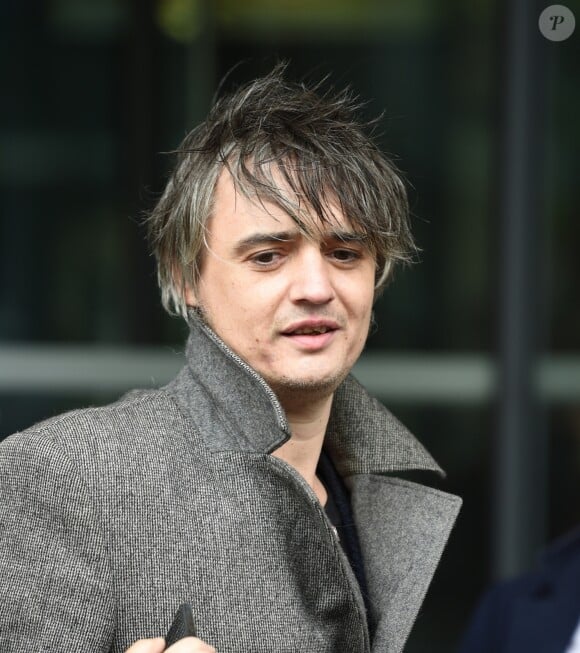 Le rocker Pete Doherty arrive aux studios de la BBC, il porte un long manteau ulster en laine gris et pose avec les fans à l'entrée à Salford, le 9 mai 2019.
