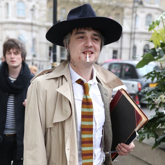 Exclusif - Pete Doherty quitte les studios de la BBC, dans la poche intérieur de son manteau il transporte une bouteille. Londres, le 12 avril 2019.