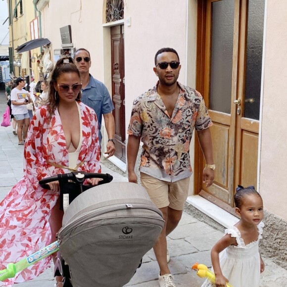 John Legend et Chrissy Teigen en vacances en famille avec leurs enfants à Porto Venere, le 4 juillet 2019. Promenade et dégustation de glaces sont au programme de ce séjour sous le soleil italien. Porto Venere. 4 juillet 2019.