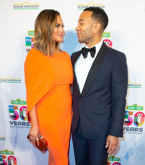 Chrissy Teigen et son mari John Legend - Les célébrités lors du gala de charité du 50ème anniversaire de Sesame Workshop à Cipriani Wall Street à New York, le 29 mai 2019.