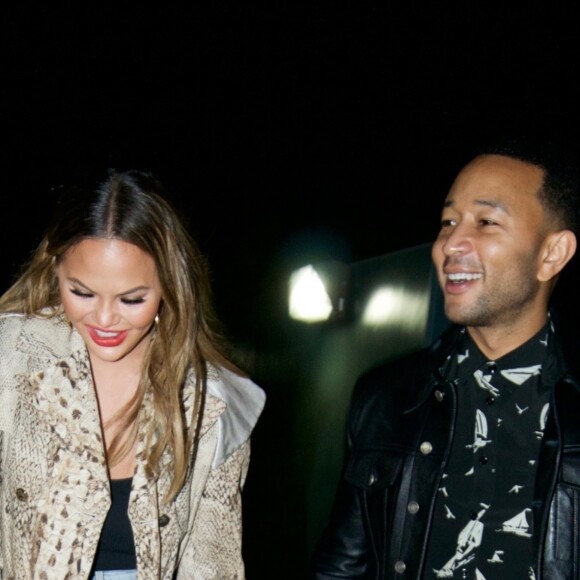 Exclusif - John Legend et sa femme Chrissy Teigen jouent au basket la nuit dans un parc du quartier de West Hollywood à Los Angeles, le 3 mai 2019