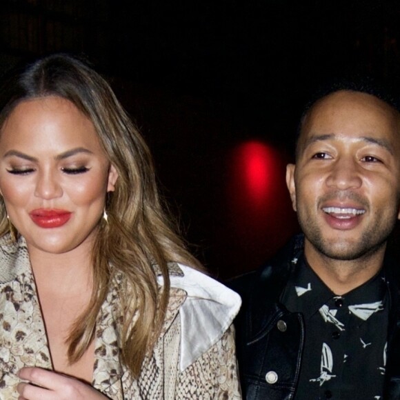 Exclusif - John Legend et sa femme Chrissy Teigen jouent au basket la nuit dans un parc du quartier de West Hollywood à Los Angeles, le 3 mai 2019