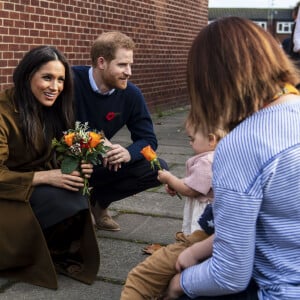 Le prince Harry, duc de Sussex, et Meghan Markle, duchesse de Sussex - Le duc et la duchesse de Sussex rencontrent les familles de militaires déployés au centre Broom Farm Community Center à Windsor le 6 novembre 2019.