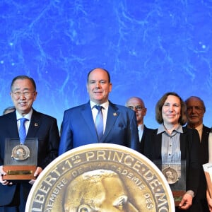 M. Ban Ki-moon, le prince Albert II de Monaco et Lisa Ann Levin lors de la Cérémonie de remise des Grandes Médailles Albert Ier 2019 au Musée Océanographique de Monaco le 7 novembre 2019. © Bruno Bebert / Bestimage