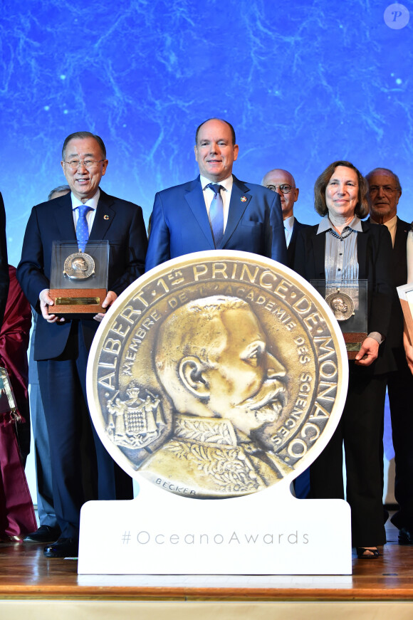 M. Ban Ki-moon, le prince Albert II de Monaco et Lisa Ann Levin lors de la Cérémonie de remise des Grandes Médailles Albert Ier 2019 au Musée Océanographique de Monaco le 7 novembre 2019. © Bruno Bebert / Bestimage