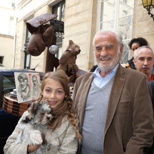 Exclusif - Jean-Paul belmondo et sa fille Stella - L'acteur à fêté son anniversaire (83 ans) avec ses fans dans la cour de son immeuble de la rue des Saint-Père à Paris (comme tous les ans ses fans viennent lui offrir un cadeau à son domicile). Étaient présents sa fille Stella, son ex-femme Natty, son ami cascadeur Rémy Julienne. Il a eu le droit à un magnifique gâteau créé pour cette occasion par le pâtissier-chocolatier Eric Thévenot qui à choisi le thème d'un des film de Jean-Paul "L'As des As". © Sébastien Valiela / Bestimage