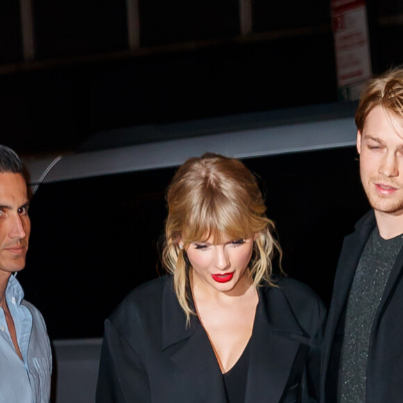 Taylor Swift et son compagnon Joe Alwyn à la sortie de l'after-party du "SNL (Saturday Night Live)" à New York, le 5 octobre 2019.