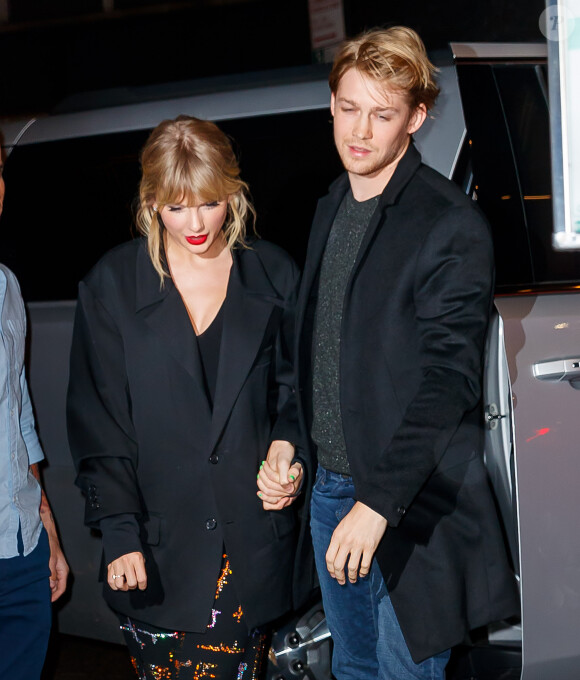 Taylor Swift et son compagnon Joe Alwyn à la sortie de l'after-party du "SNL (Saturday Night Live)" à New York, le 5 octobre 2019.