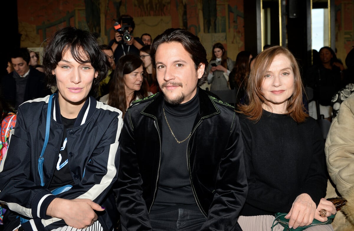 Photo Clotilde Hesme, Nekfeu (Ken Samaras) et Isabelle Huppert People au défilé de mode
