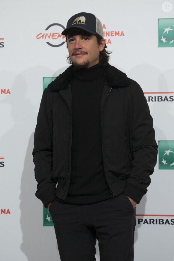 Nekfeu (habillé par Stella McCartney) lors du photocall du film "Tout nous sépare" lors du 12ème festival du film de Rome le 27 octobre 2017.