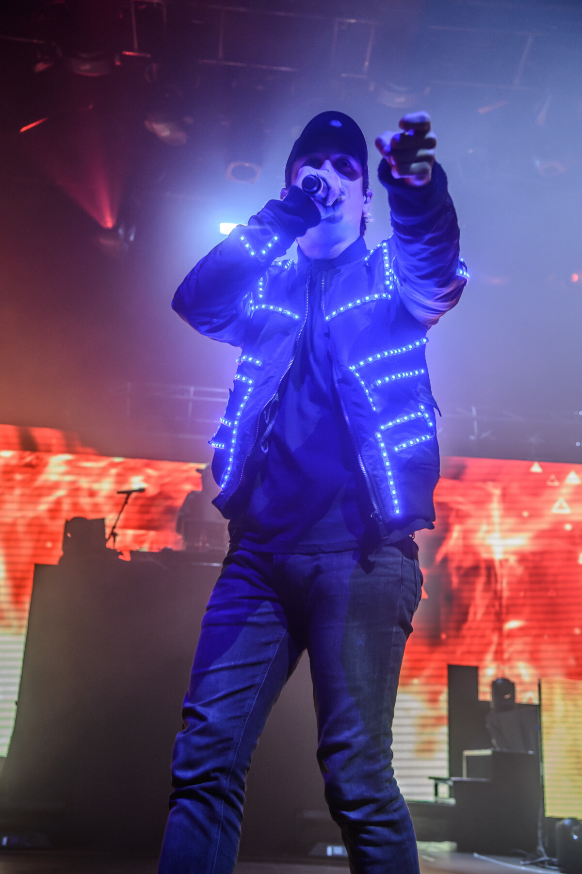 Nekfeu parmi les Gilets Jaunes à Paris - Purepeople