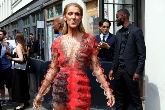 Céline Dion arrive au défilé Iris van Herpen haute couture Automne-Hiver 2019-2020 à Paris, France, le 1er Juillet 2019.