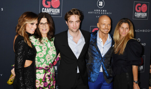 Gina Katz, Daryl Offer, Robert Pattinson, Scott Fifer et Nanci Frenkel à la 13ème soirée annuelle Go Campaign dans le quartier de Hollywood à Los Angeles, le 16 novembre 2019