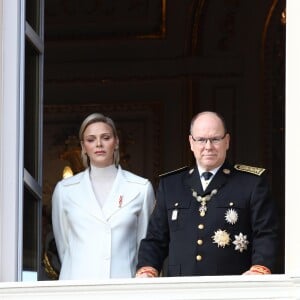 La princesse Charlene et le prince Albert II de Monaco - La famille princière de Monaco au balcon du palais lors de la Fête nationale monégasque à Monaco. Le 19 novembre 2019 © Dominique Jacovides / Bestimage