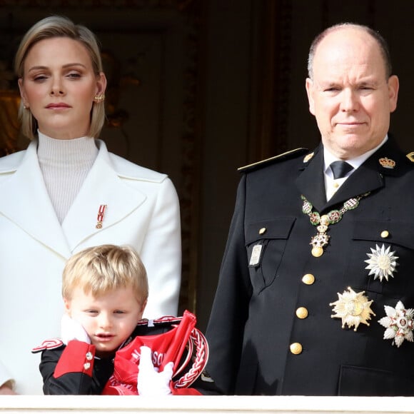 La princesse Charlene et le prince Albert II de Monaco, et leur fils le prince Jacques - La famille princière de Monaco au balcon du palais lors de la Fête nationale monégasque à Monaco. Le 19 novembre 2019 © Dominique Jacovides / Bestimage