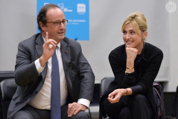 Julie Gayet et François Hollande se sont rendus à la Dream Charter School de New York le 18 novembre 2019.