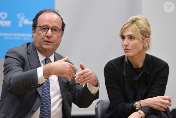 Julie Gayet et François Hollande se sont rendus à la Dream Charter School de New York le 18 novembre 2019.