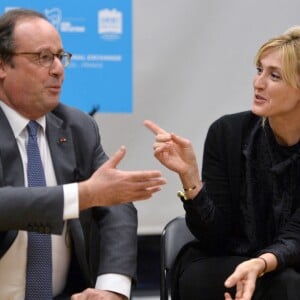 Julie Gayet et François Hollande se sont rendus à la Dream Charter School de New York le 18 novembre 2019.