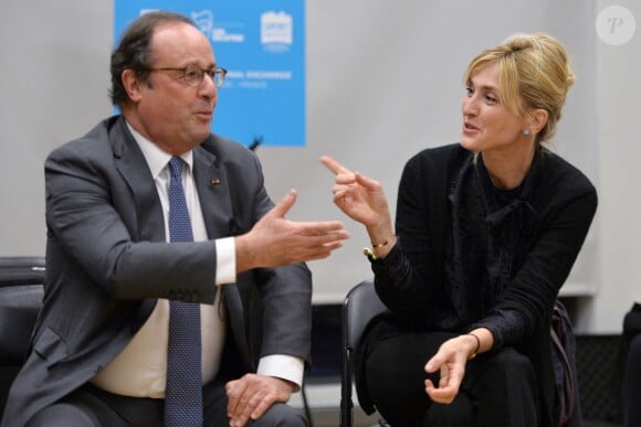 Julie Gayet et François Hollande se sont rendus à la Dream Charter School de New York le 18 novembre 2019.