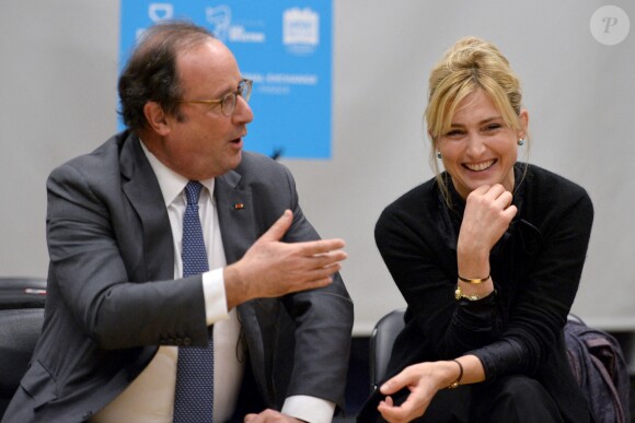 Julie Gayet et François Hollande se sont rendus à la Dream Charter School de New York le 18 novembre 2019.