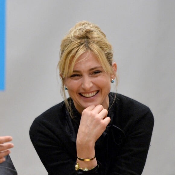 Julie Gayet et François Hollande se sont rendus à la Dream Charter School de New York le 18 novembre 2019.