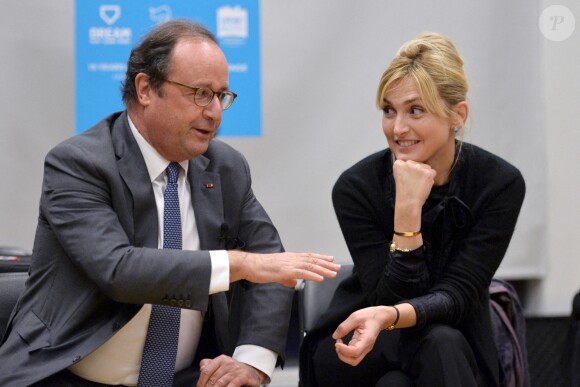 Julie Gayet et François Hollande se sont rendus à la Dream Charter School de New York le 18 novembre 2019.