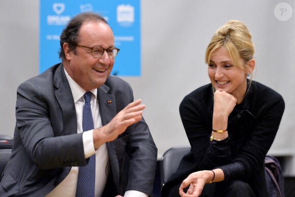 Julie Gayet et François Hollande se sont rendus à la Dream Charter School de New York le 18 novembre 2019.