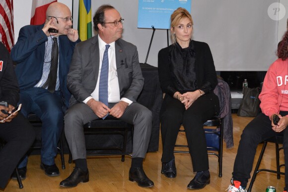 Julie Gayet et François Hollande se sont rendus à la Dream Charter School de New York le 18 novembre 2019.