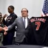 François Hollande a reçu un maillot de basket floqué à son nom lors de sa visite de la Dream Charter School de New York avec Julie Gayet le 18 novembre 2019.