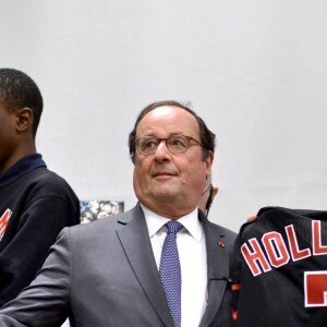 François Hollande a reçu un maillot de basket floqué à son nom lors de sa visite de la Dream Charter School de New York avec Julie Gayet le 18 novembre 2019.