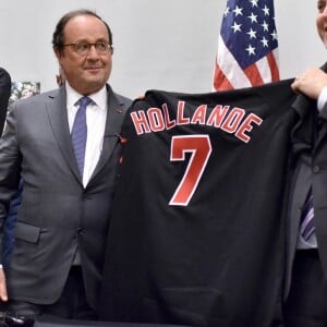 François Hollande a reçu un maillot de basket floqué à son nom lors de sa visite de la Dream Charter School de New York avec Julie Gayet le 18 novembre 2019.