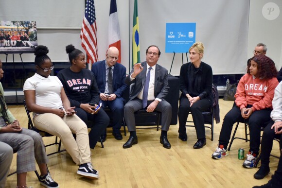 Julie Gayet et François Hollande se sont rendus à la Dream Charter School de New York le 18 novembre 2019.