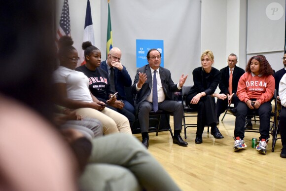 Julie Gayet et François Hollande se sont rendus à la Dream Charter School de New York le 18 novembre 2019.