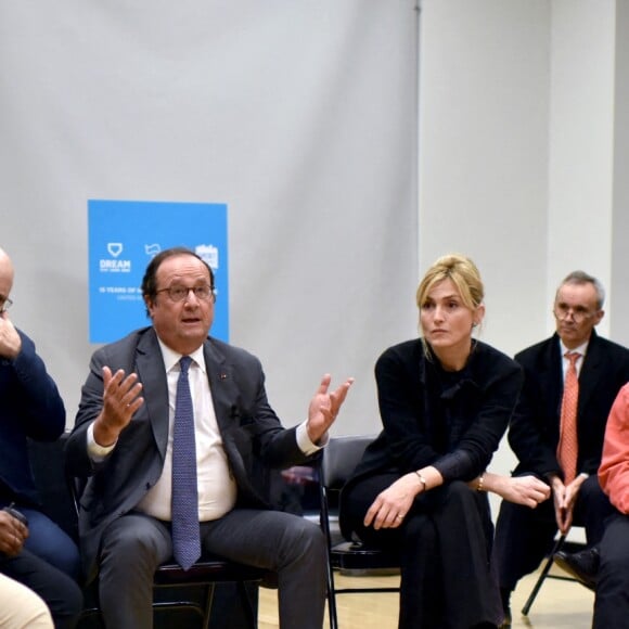 Julie Gayet et François Hollande se sont rendus à la Dream Charter School de New York le 18 novembre 2019.