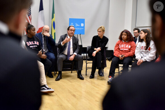 Julie Gayet et François Hollande se sont rendus à la Dream Charter School de New York le 18 novembre 2019.