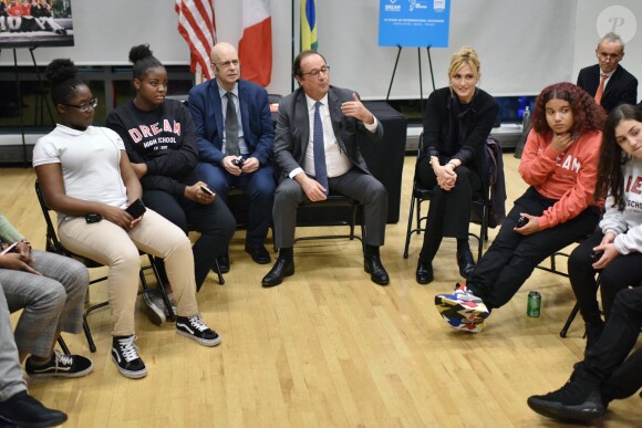 Julie Gayet et François Hollande se sont rendus à la Dream Charter School de New York le 18 novembre 2019.