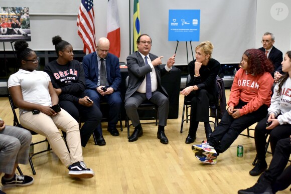 Julie Gayet et François Hollande se sont rendus à la Dream Charter School de New York le 18 novembre 2019.