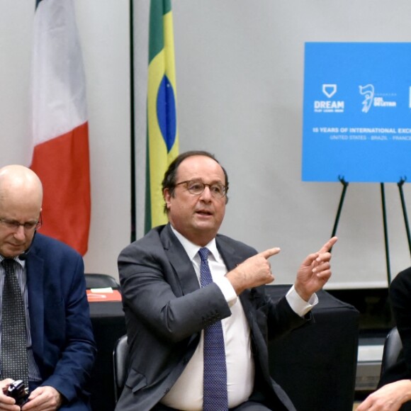 Julie Gayet et François Hollande se sont rendus à la Dream Charter School de New York le 18 novembre 2019.